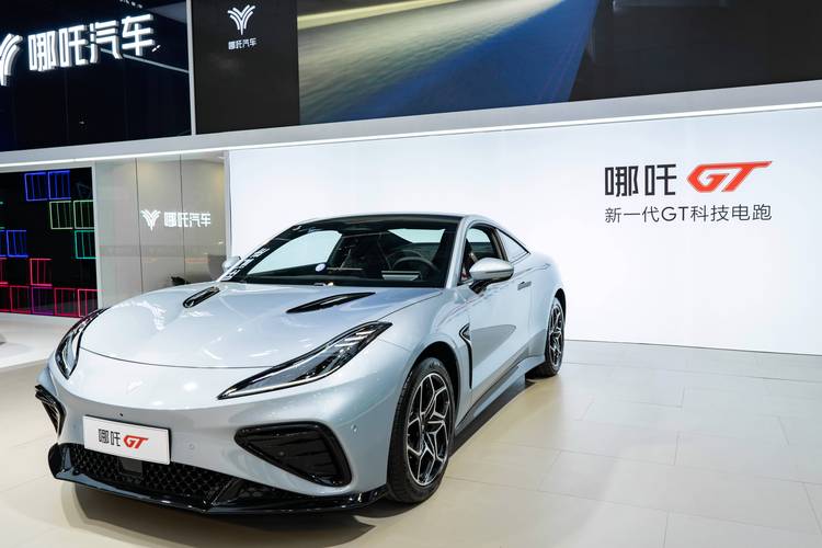 佛山59哪吒汽车在智能汽车领域的表现，领途汽车在新能源汽车市场中的影响力